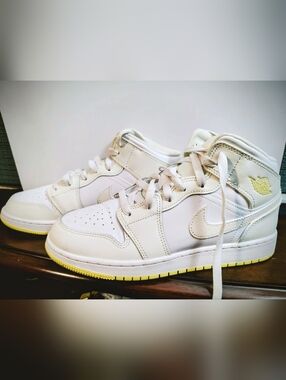 7y White and Yellow Nike Dunks Mids